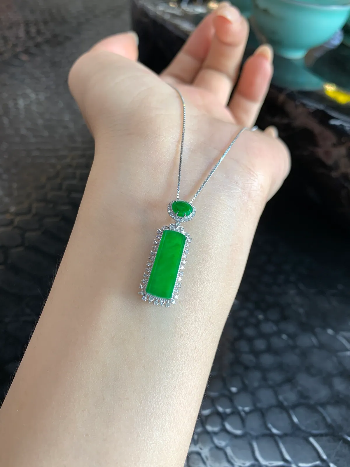 Type A Jadeite Wu Shi Pai Pendant, Bright Green, 18K Gold (3)