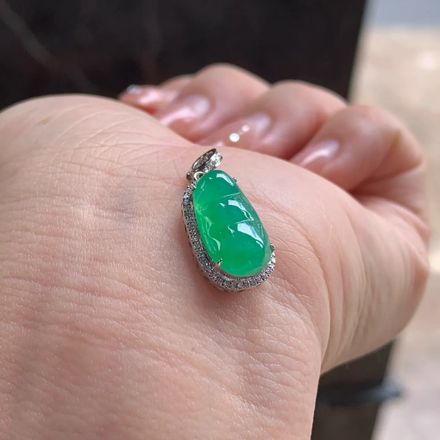 Type A Jadeite Pea Pod Pendant, Full Bright Green, Gold Set