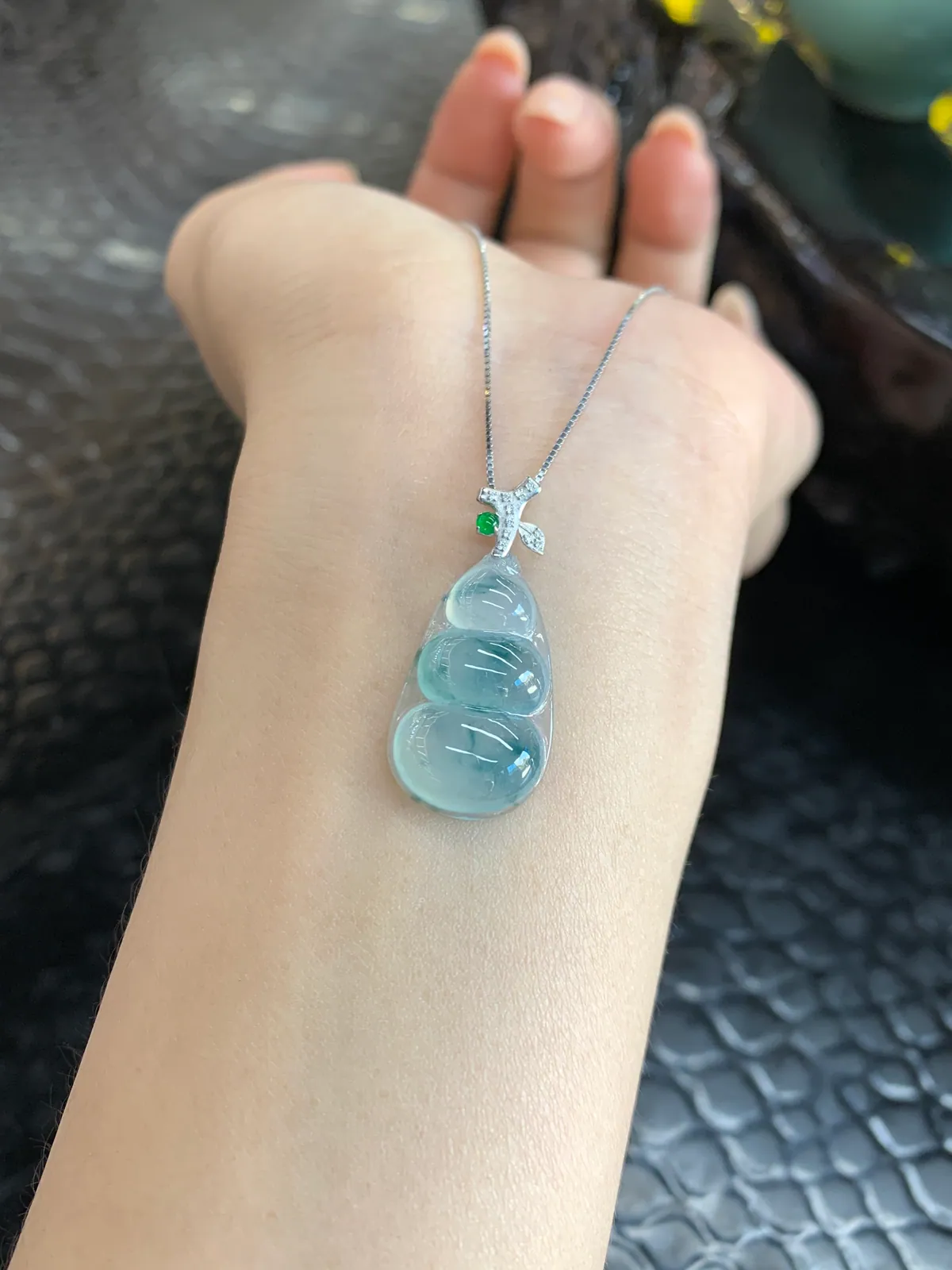 Type A Jadeite Peapod Pendant, Icy Blue Flowers, 18K Gold (3)