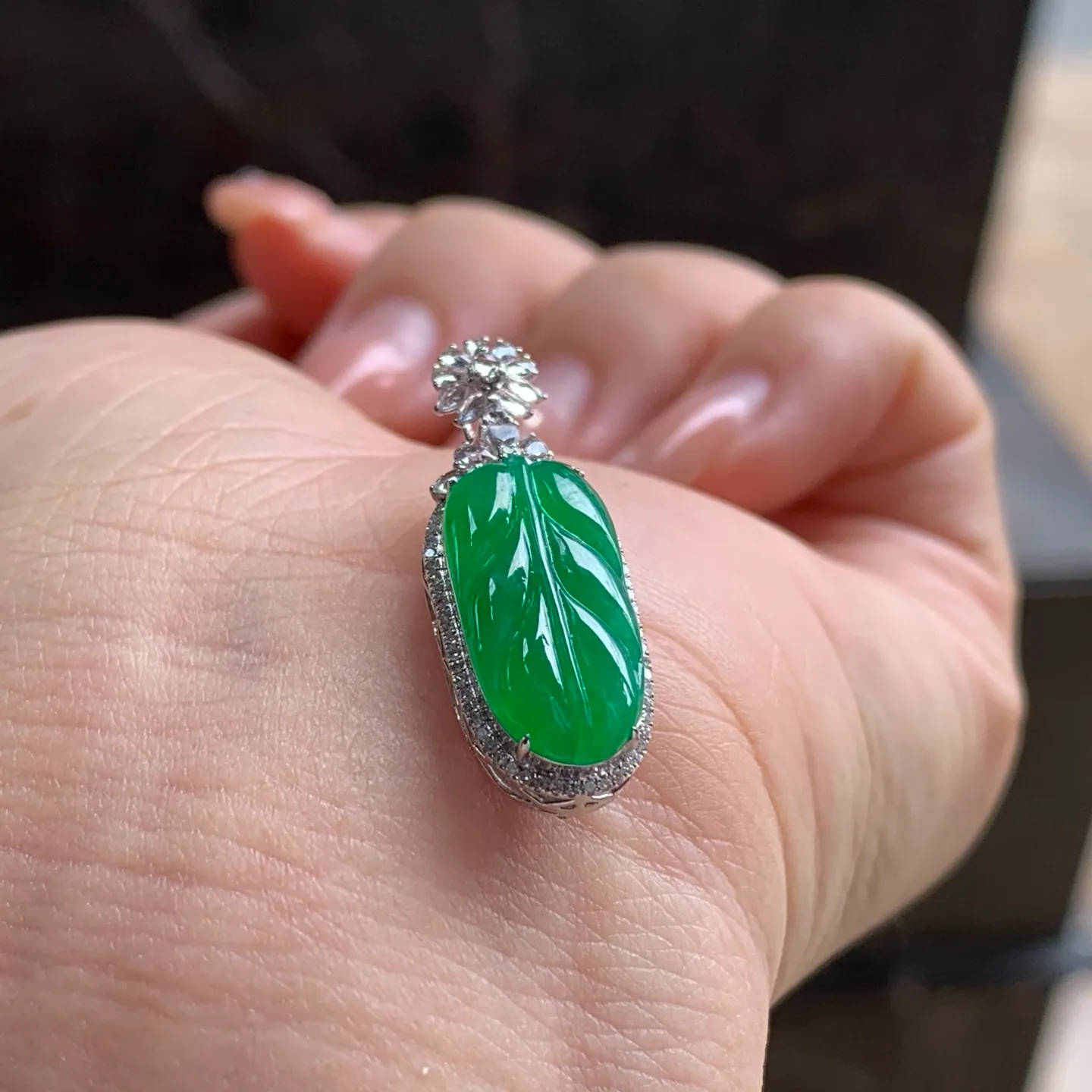Type A Jadeite Leaf Pendant, Full Bright Green, Gold Set (4)