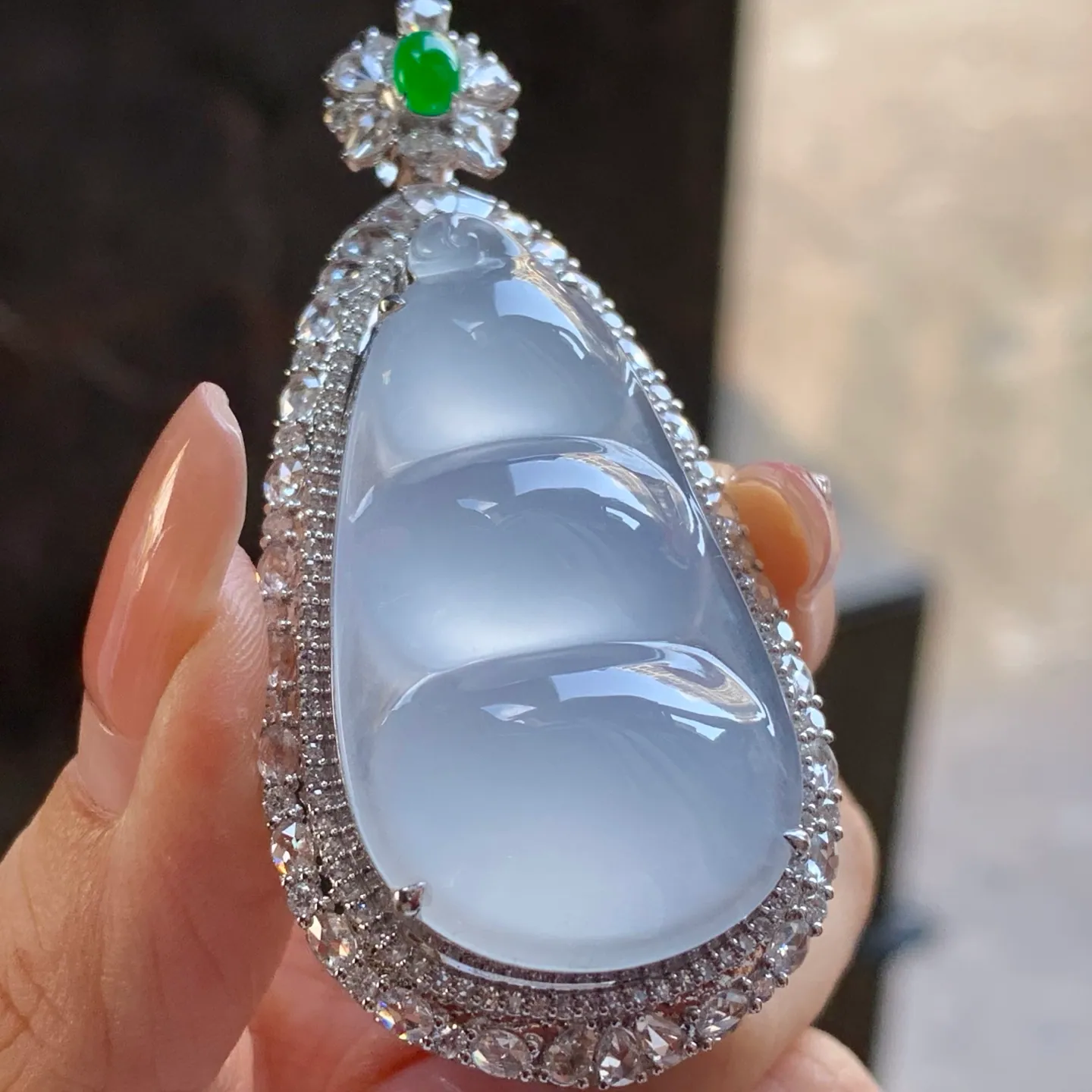 Type A Jadeite Bean Pod Pendant, Icy Clear, 18K Gold, 41mm (4)