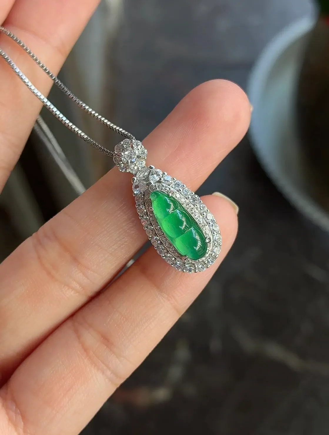 Type A Jadeite Peapod Pendant, Vivid Green, 925 Silver (3)