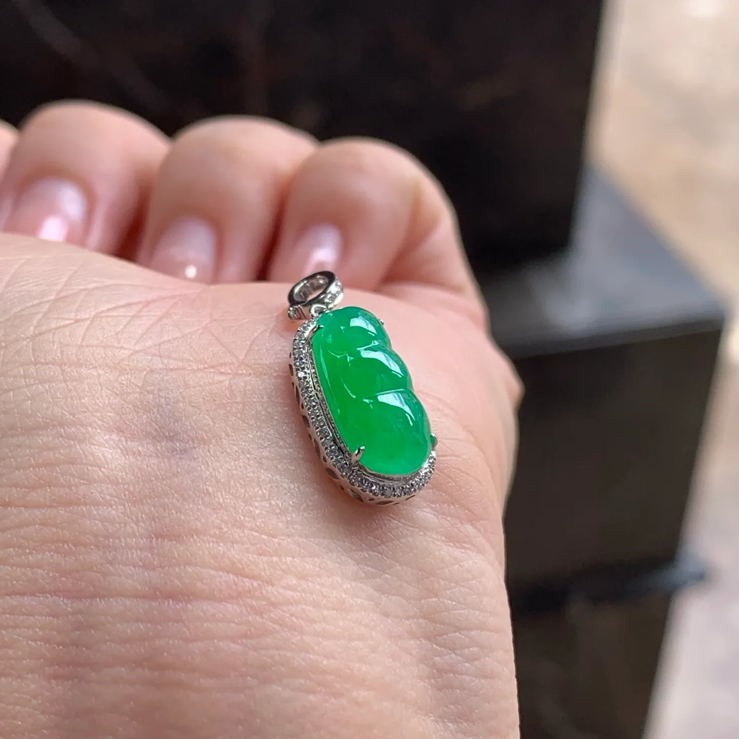 Type A Jadeite Pea Pod Pendant, Full Bright Green, Gold Set (5)