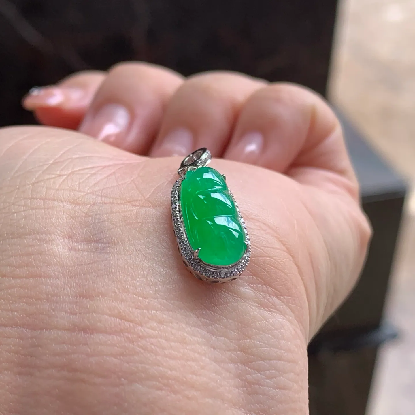 Type A Jadeite Pea Pod Pendant, Full Bright Green, Gold Set