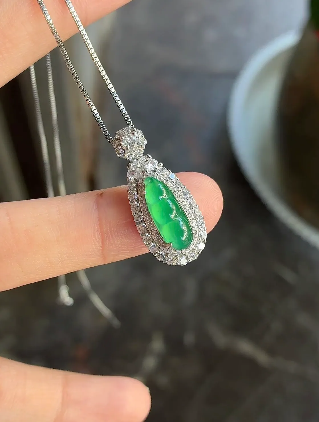 Type A Jadeite Peapod Pendant, Vivid Green, 925 Silver (4)