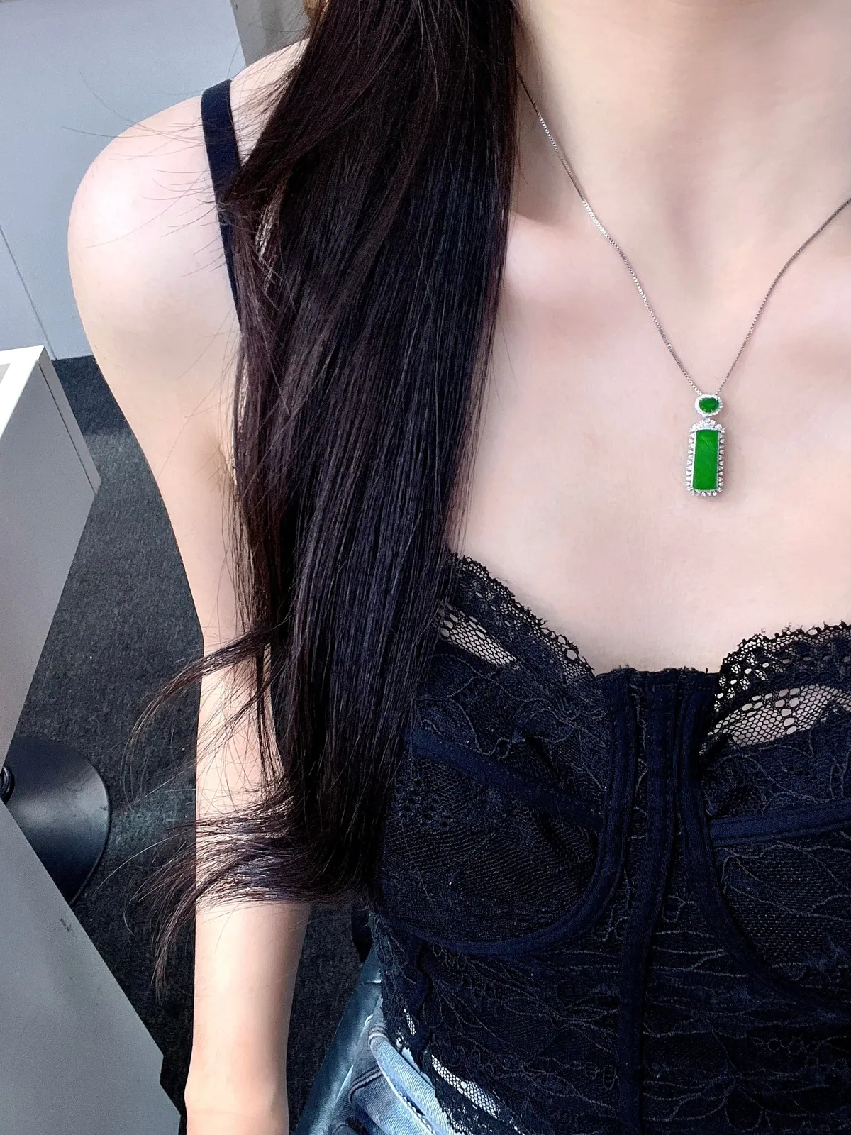 Type A Jadeite Wu Shi Pai Pendant, Bright Green, 18K Gold (5)