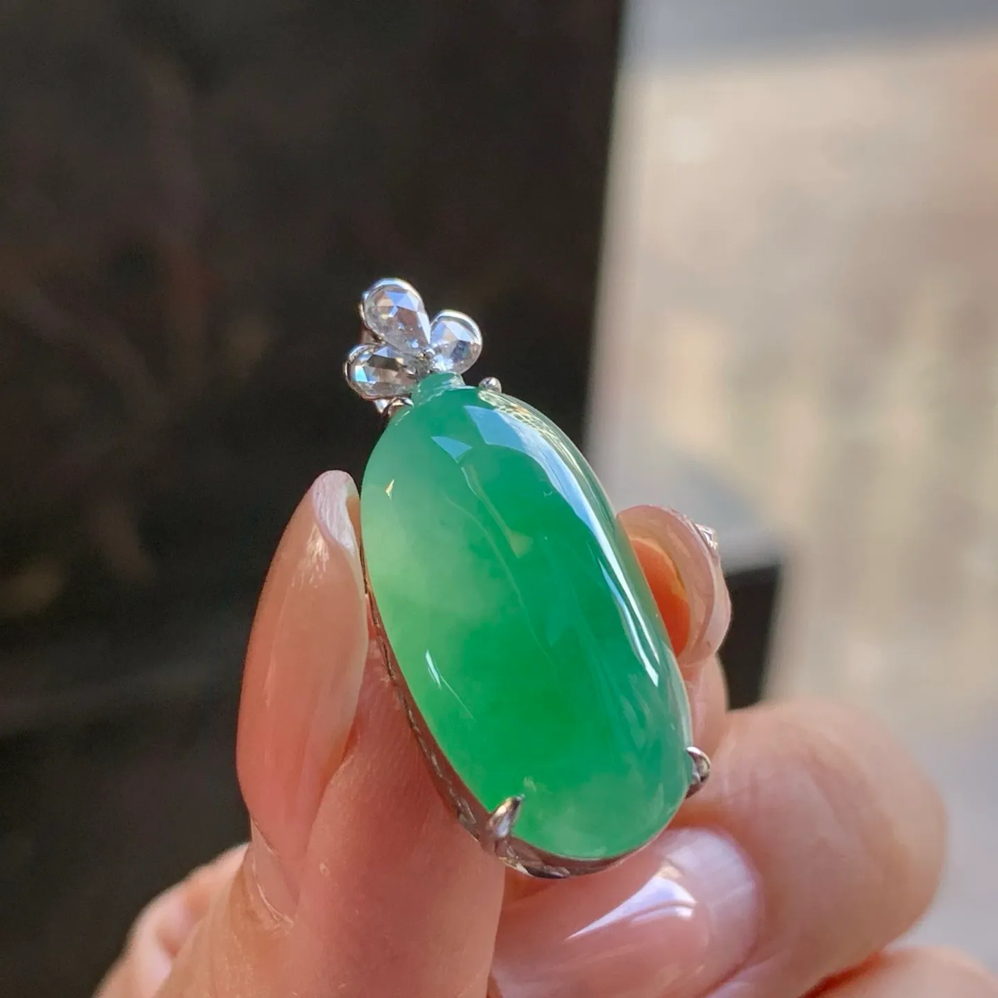 Type A Jadeite Melon Pendant, Icy Apple Green, 18K Gold