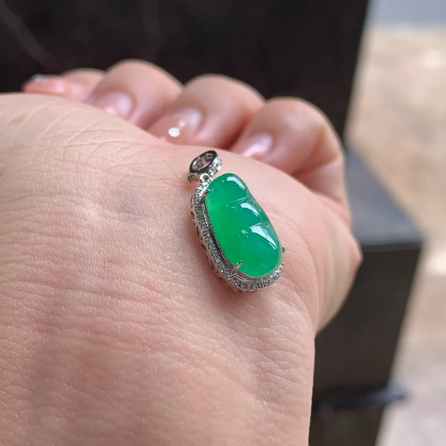 Type A Jadeite Pea Pod Pendant, Full Bright Green, Gold Set (5)