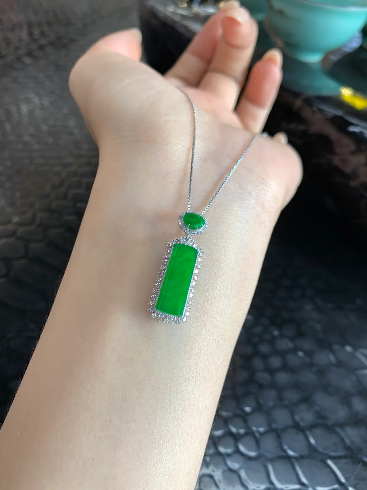 Type A Jadeite Wu Shi Pai Pendant, Bright Green, 18K Gold