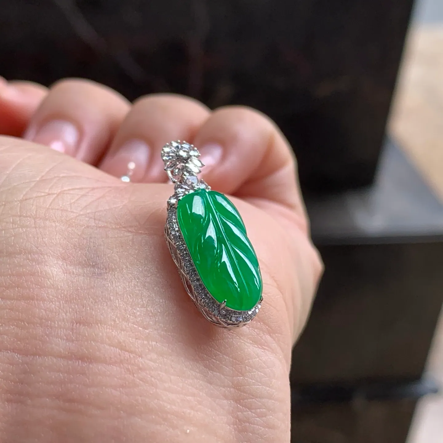 Type A Jadeite Leaf Pendant, Full Bright Green, Gold Set (5)