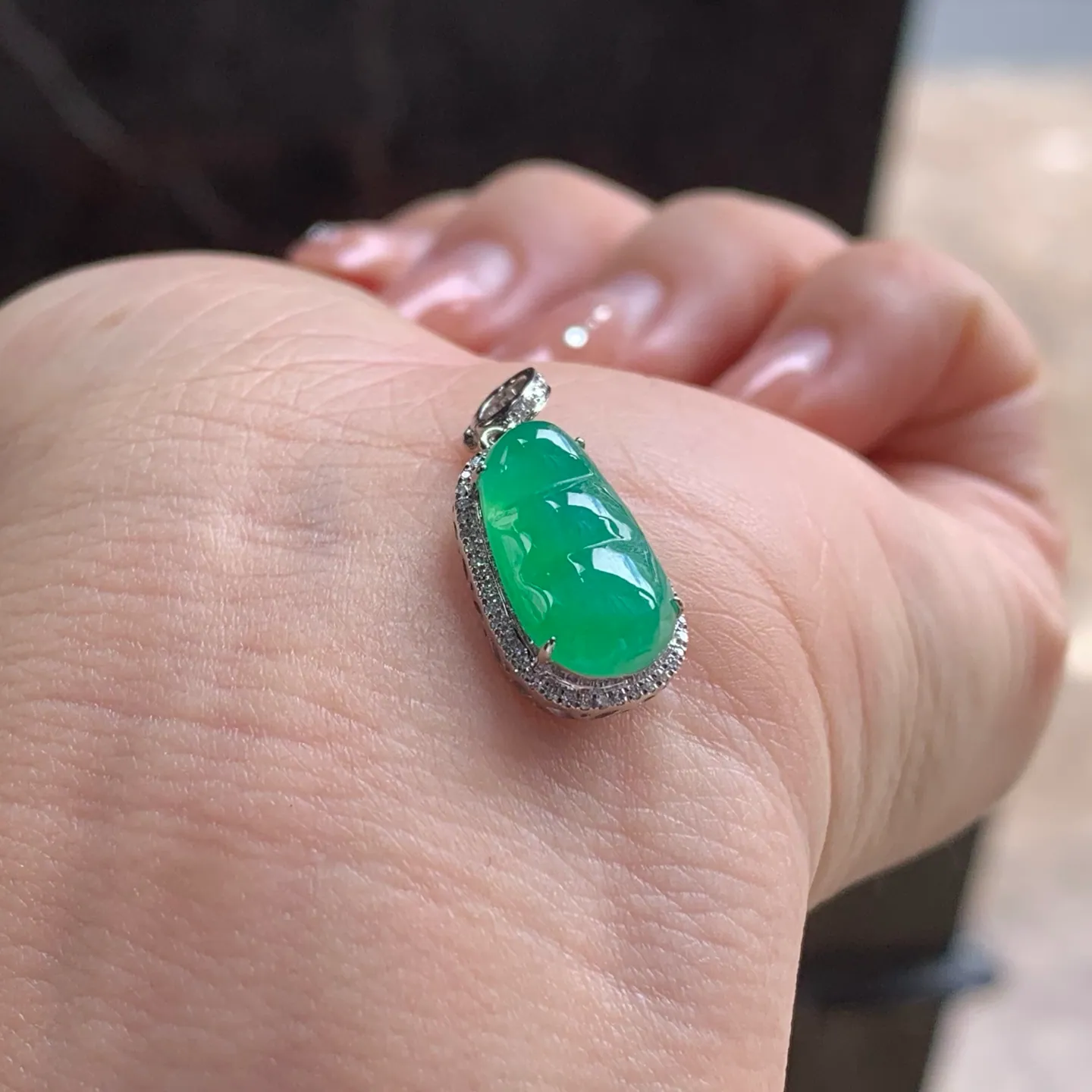 Type A Jadeite Pea Pod Pendant, Full Bright Green, Gold Set (4)